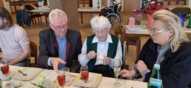 Bürgermeister GEerhard Weil (SPÖ) mit Anna Windholz, die Geburtstag feierte, und Stadträtin Tina Heissenberger (ÖVP). | Foto: Franz Perger