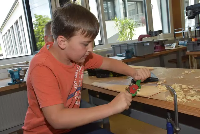 Große Begeisterung herrschte an der MINT-Mittelschule Pabneukirchen in den vergangenen beiden Schultagen. Buben und Mädchen der beiden ersten Klassen bauten ein Windrad und Solar-Lüfter.  | Foto: Robert Zinterhof