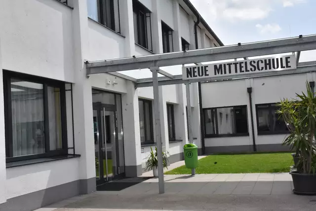 Große Begeisterung herrschte an der MINT-Mittelschule Pabneukirchen in den vergangenen beiden Schultagen. Buben und Mädchen der beiden ersten Klassen bauten ein Windrad und Solar-Lüfter.  | Foto: Robert Zinterhof