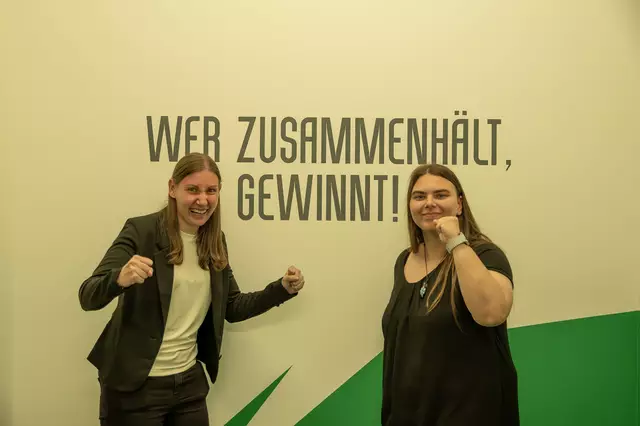 Nina Rauchecker (links) und Julia Mrskos (rechts) nutzten auf dem Heimweg noch die Gelegenheit für ein Erinnerungsfoto in den Katakomben des Allianz Stadions in Wien-Hütteldorf. | Foto: Thomas Navratil