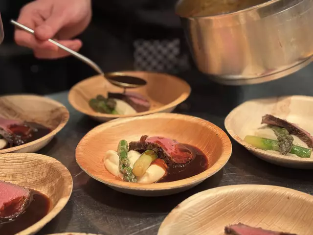 In der Küche durften die Gäste den Kulinarischen-Talenten des "Chalet Moeller" live beim Kochen der herzhaften Schmankerl zusehen. | Foto: Sarah Marie Piskur / MeinBezirk