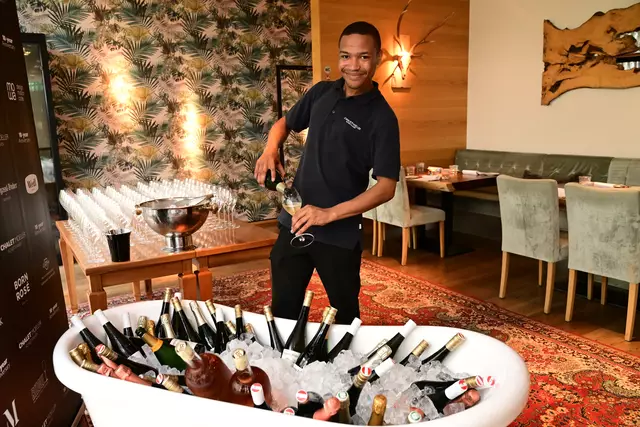 Den Gästen wurden feinste Weine und Champagner aus Österreich und der ganzen Welt eingeschenkt –stilecht gekühlt in einer Eis-Badewanne. | Foto: leisure communications / Christian Jobst