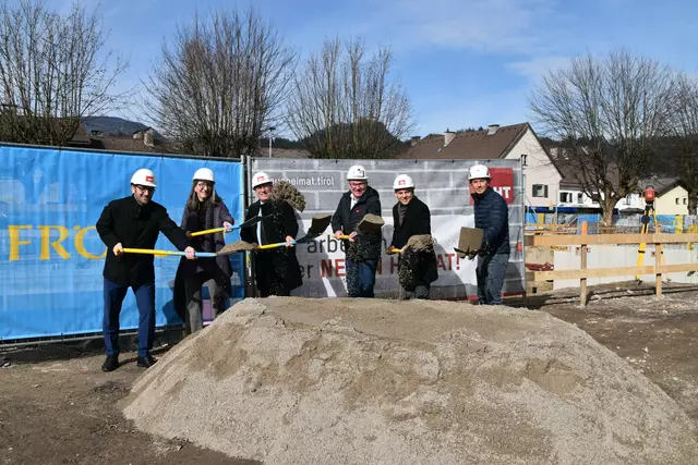 Zwei Mal setzte die NHT im Februar 2025 einen Spatenstich in Kufsteins Südtiroler Siedlung. Im Bild der zweite Spatenstich mit: LA Sebastian Kolland, Architektin Claudia Dorner, Kufsteins Bgm. Martin Krumschnabel, NHT-Geschäftsführer Johannes Tratter, LA Christian Kovacevic und Mathias Mayr (Hochbau, Baufirma Fröschl) (v.l.). | Foto: Barbara Fluckinger