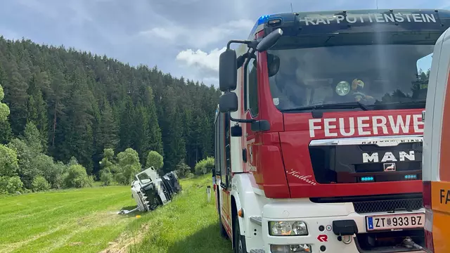 Ein Lkw landete in der Nähe von Ritterkamp im Graben. | Foto: DOKU-NÖ