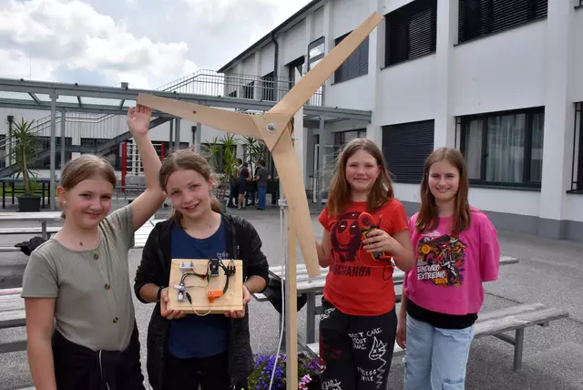 Große Begeisterung herrschte an der MINT-Mittelschule Pabneukirchen in den vergangenen beiden Schultagen. Buben und Mädchen der beiden ersten Klassen bauten ein Windrad und Solar-Lüfter.  | Foto: Robert Zinterhof