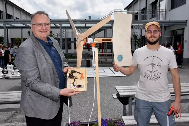 Große Begeisterung herrschte an der MINT-Mittelschule Pabneukirchen in den vergangenen beiden Schultagen. Buben und Mädchen der beiden ersten Klassen bauten ein Windrad und Solar-Lüfter.  | Foto: Robert Zinterhof
