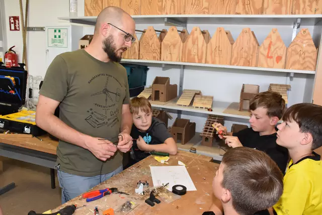 Unter der fachkundigen Leitung von Jonathan Schreiber entstanden in intensiver Gruppenarbeit Rotorblätter und ein Generator.   Große Begeisterung herrschte an der MINT-Mittelschule Pabneukirchen in den vergangenen beiden Schultagen. Buben und Mädchen der beiden ersten Klassen bauten ein Windrad und Solar-Lüfter.  | Foto: Robert Zinterhof