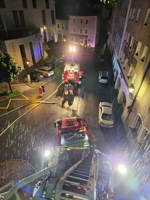 Die Freiwillige Feuerwehr Hallein wurde zu einem Kellerbrand in der Halleiner Altstadt alarmiert. | Foto: Feuerwehr Hallein