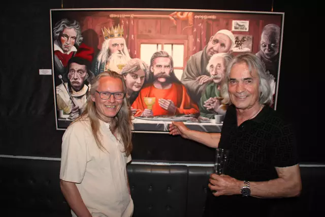 Künstler und Galerist Heinz Triendl  (r.) mit Harry Triendl (Cousin und Musiker) vor seinem Bild: „letztes Abendmahl.  | Foto: Manfred Jordan