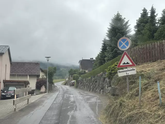 Dass den in der Hessenbergstraße 1–7 wohnhaften Kindern in den vergangenen Jahren kein Unfall passiert sei, grenze eigentlich an ein Wunder, sagen die Anwohner.  | Foto: MeinBezirk