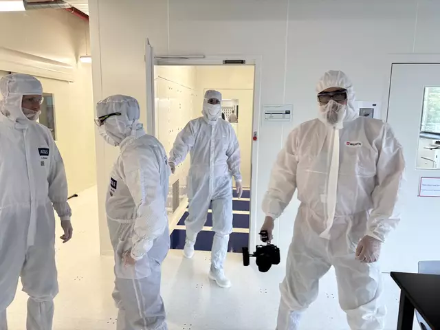 Alle Mitarbeiterinnen und Mitarbeiter müssen erst durch eine Hygiene-Schleuse, damit sie die empfindlichen Produkte nicht verunreinigen. | Foto: MeinBezirk