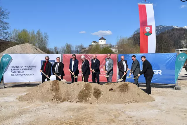 Freude herrschte beim ersten Spatenstich am Kasernenareal im April.
Auf dem Bild: Architekt Klaus Adamer, Bürgermeister Martin Krumschnabel, TIGEWOSI-Geschäftsführer Franz Mariacher, Thomas Madritsch (GF der Bildungs GmbH), Landeshauptmann Anton Mattle, TIGEWOSI-Geschäftsführer Edgar Gmeiner, Bodner Bau-Geschäftsführer Thomas Bodner, Bernhard Eidherr (GF der Errichter GmbH) und Vizebürgermeister Stefan Graf (v.l.). | Foto: Barbara Fluckinger