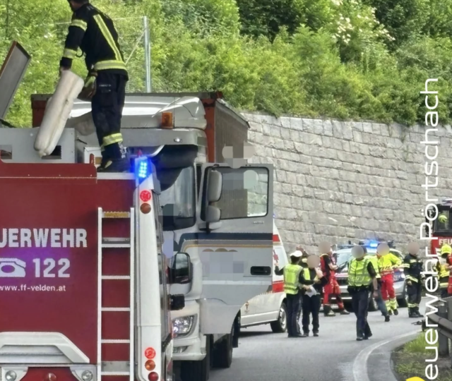 Ein Motorradfahrer verunglückte bei dem Unfall. | Foto: Freiwillige Feuerwehr Pörtschach am Wörthersee