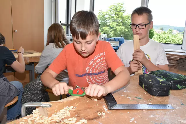 Große Begeisterung herrschte an der MINT-Mittelschule Pabneukirchen in den vergangenen beiden Schultagen. Buben und Mädchen der beiden ersten Klassen bauten ein Windrad und Solar-Lüfter.  | Foto: Robert Zinterhof