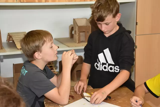 Große Begeisterung herrschte an der MINT-Mittelschule Pabneukirchen in den vergangenen beiden Schultagen. Buben und Mädchen der beiden ersten Klassen bauten ein Windrad und Solar-Lüfter.  | Foto: Robert Zinterhof