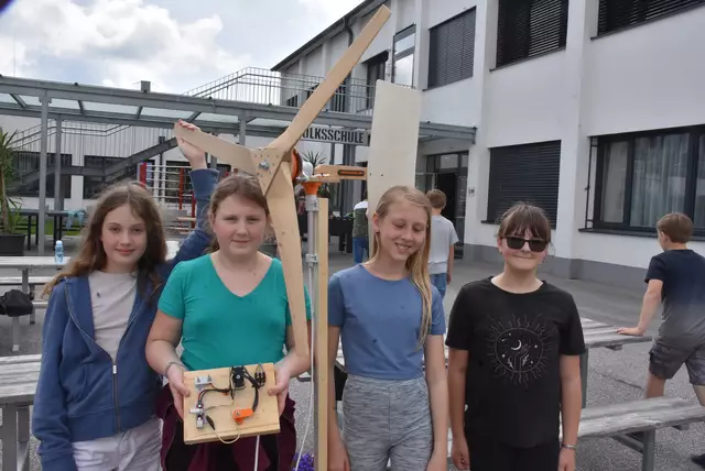 Große Begeisterung herrschte an der MINT-Mittelschule Pabneukirchen in den vergangenen beiden Schultagen. Buben und Mädchen der beiden ersten Klassen bauten ein Windrad und Solar-Lüfter.  | Foto: Robert Zinterhof