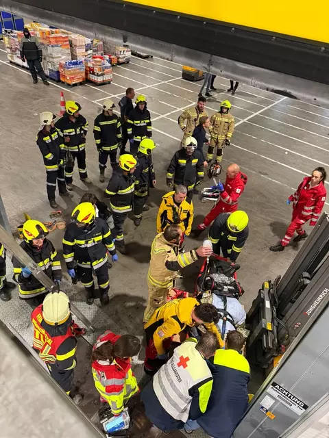 Am 3. Juni 2025 um 07:49 Uhr wurde die Feuerwehr Großebersdorf gemeinsam mit mehreren umliegenden Feuerwehren zu einer Menschenrettung im Hochregallager des Lidl Logistikzentrums alarmiert. | Foto: FF Großebersdorf
