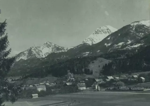 Blick vom Sonnberg auf Finkenstein (ehemals Mallestig): Die verschneiten Karawanken wachen über das Dorf – eine stille Momentaufnahme aus der Vergangenheit. | Foto: Gemeinde Finkenstein am Faaker See