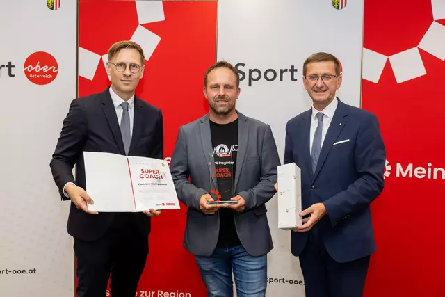 Sport-Landesrat Markus Achleitner (re.), Bezirkssieger Freistadt Christian Wenigwieser und MeinBezirk OÖ-Chefredakteur Thomas Winkler. | Foto: MeinBezirk OÖ/Pils