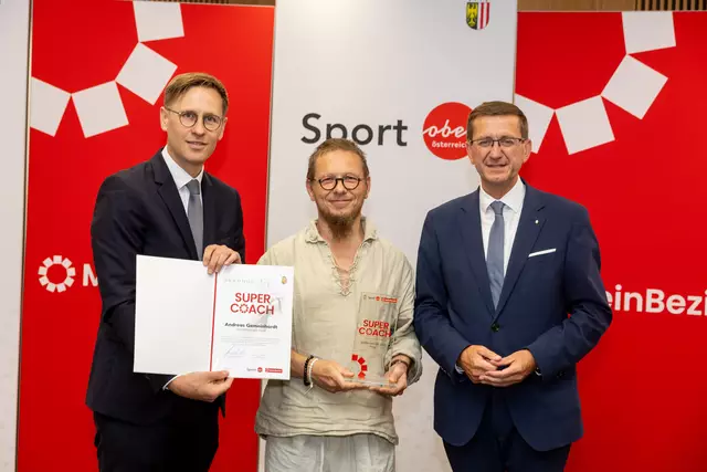 Sport-Landesrat Markus Achleitner (re.), zweiter Landessieger und Bezirkssieger Perg Andreas Gemeinhardt mit MeinBezirk OÖ-Chefredakteur Thomas Winkler. | Foto: MeinBezirk OÖ/Pils