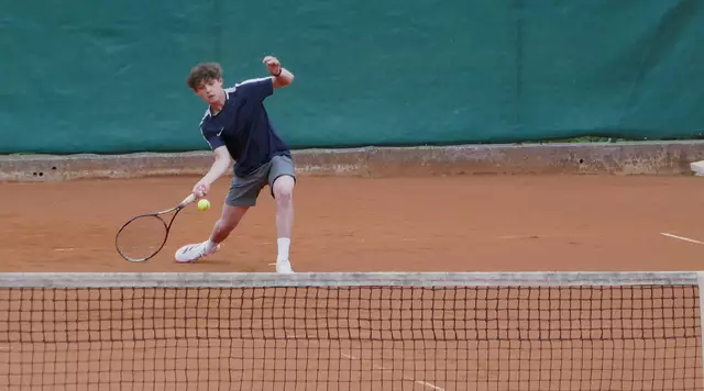Der junge Samuel Kätzler beweist Nervenstärke, er setzt sich gegen Joachim Kiechl im dritten Satz durch. | Foto: Weber