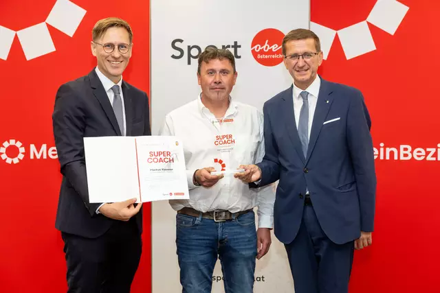 Sport-Landesrat Markus Achleitner (re.), Bezirkssieger Schärding Markus Kaserer und MeinBezirk OÖ-Chefredakteur Thomas Winkler. | Foto: MeinBezirk OÖ/Pils