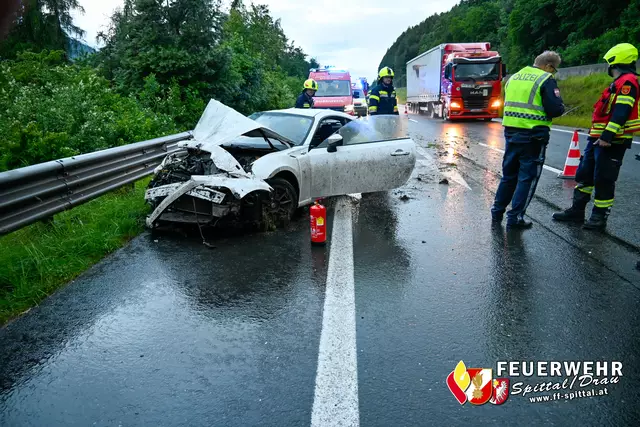 Das Auto wurde stark beschädigt. | Foto: Feuerwehr Spittal an der Drau