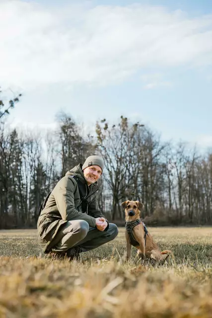 Alexander Eder (hier mit seiner einjährigen Daisy) absolviert aktuell die Ausbildung zum Hundeverhaltenstrainer und bietet seit einiger Zeit einige Services wie Gassi gehen, Urlaubsbetreuung oder Unterstützung mit der Katze an. Der Schritt in die Selbstständigkeit ist ihm schwer gefallen, doch die Liebe zu den Tieren hat gesiegt. | Foto: Juls_fotografiert