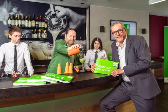 WIFI-Geschäftsführer Andreas Görgei (rechts) mit dem neuen Kursbuch.  | Foto: WIFI Kärnten 