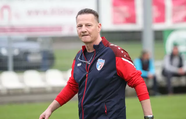 Michael Kerschbaum verabschiedet sich von der Trainerbank der SPG Rietz/Stams. | Foto: Peter Leitner