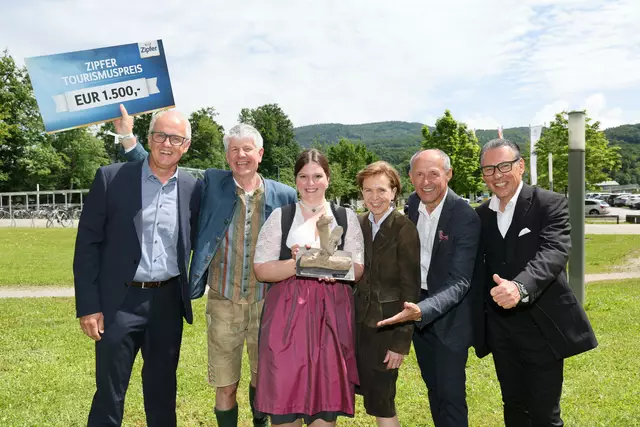 Der zweite Platz ging an das Projekt Yukigassen in Filzmoos. Im Bild von links nach rechts: Günter Hinterholzer, Peter Donabauer, Eva Gehwolf, Landtagspräsidentin Brigitta Pallauf, Leo Bauernberger und Gerd Schneider. | Foto: SalzburgerLand Tourismus/Franz Neumayr