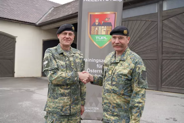 Der Truppenübungsplatz Allentsteig steht unter neuer Führung. Oberst Herbert Gaugusch (l.) übergab das Kommando an Brigadier Christin Riener (r.). | Foto: Evi Leutgeb