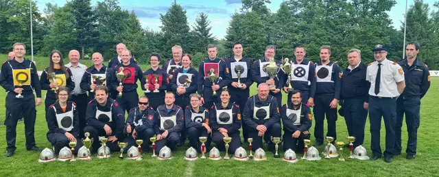 Die besten Gruppen des Abschnittsbewerbs freuten sich über Pokale und Urkunden. | Foto: BFKDO Lilienfeld, Lukas Gramm