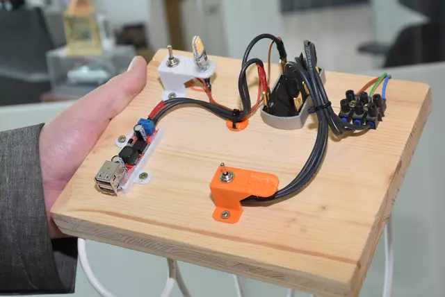 Große Begeisterung herrschte an der MINT-Mittelschule Pabneukirchen in den vergangenen beiden Schultagen. Buben und Mädchen der beiden ersten Klassen bauten ein Windrad und Solar-Lüfter.  | Foto: Robert Zinterhof