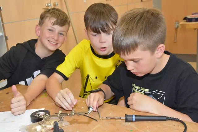 Große Begeisterung herrschte an der MINT-Mittelschule Pabneukirchen in den vergangenen beiden Schultagen. Buben und Mädchen der beiden ersten Klassen bauten ein Windrad und Solar-Lüfter.  | Foto: Robert Zinterhof