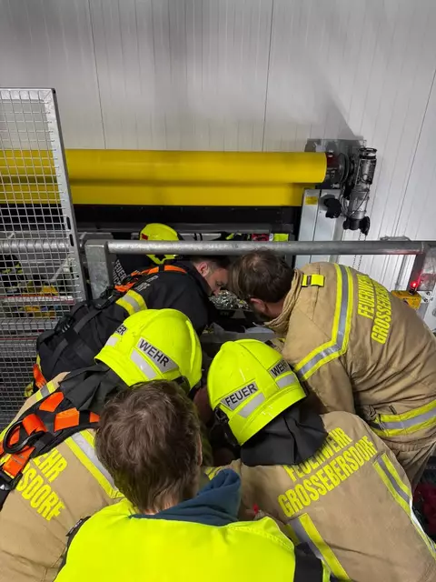 Beim Eintreffen der ersten Einsatzkräfte zeigte sich, dass die Person zwischen einer Leiter und einer Absperrung eingeklemmt war. | Foto: FF Großebersdorf