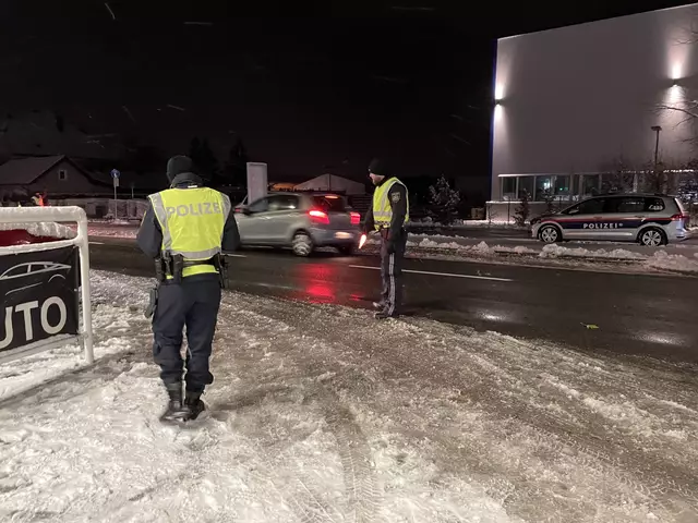 Beim Planquadrat werden die Autos aus beiden Fahrtrichtungen angehalten. | Foto: Preineder