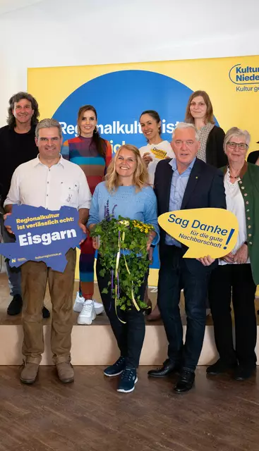 1. Reihe: Bürgermeister Günter Schalko, Moderatorin Birgit Perl, Kultur.Region.Niederösterreich-Geschäftsführer Martin Lammerhuber, Ehrenamtliche Edeltraude Arnhof
2. Reihe: Musiker Philipp Griessler, Sängerin Julia Raich, Ehrenamtskoordinatorin Anna Kössner, Katharina Bartl | Foto: Christian Freitag