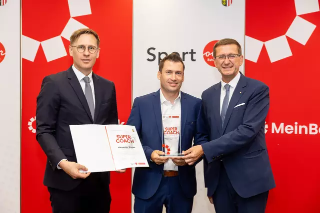 Sport-Landesrat Markus Achleitner (re.), Bezirkssieger Linz Alexander Rimser und MeinBezirk OÖ-Chefredakteur Thomas Winkler. | Foto: MeinBezirk OÖ/Pils