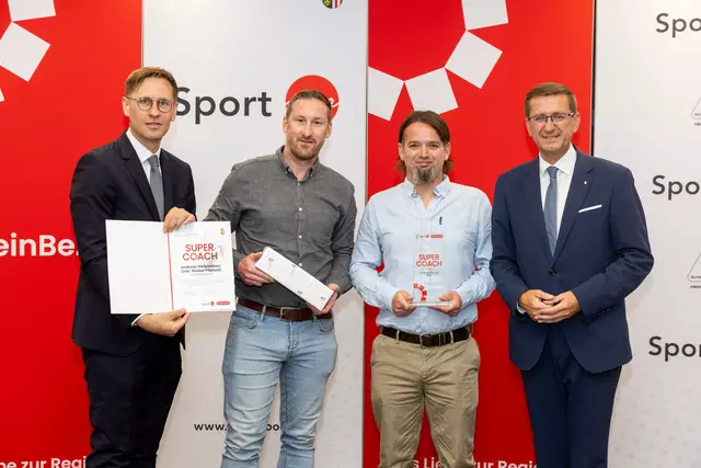Sport-Landesrat Markus Achleitner (re.), Bezirkssieger-Ried Trainerteam Andreas Hofpointner und Manuel Gruber mit MeinBezirk OÖ-Chefredakteur Thomas Winkler. | Foto: MeinBezirk OÖ/Pils