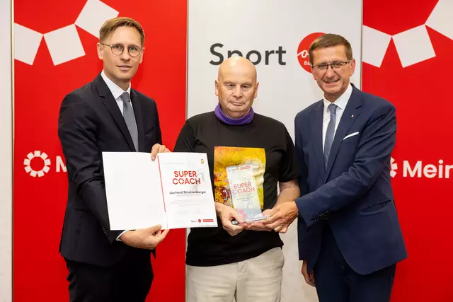 Sport-Landesrat Markus Achleitner (re.), Bezirkssieger Kirchdorf Gerhard Strutzenberger und MeinBezirk OÖ-Chefredakteur Thomas Winkler. | Foto: MeinBezirk OÖ/Pils