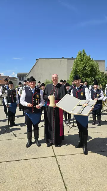 Feierliche Segnung der neuen Trachten und Musikinstrumente der Bauernkapelle St. Georgen durch Diözesanbischof Zsifkovics. | Foto: MV Bauernkapelle St. Georgen