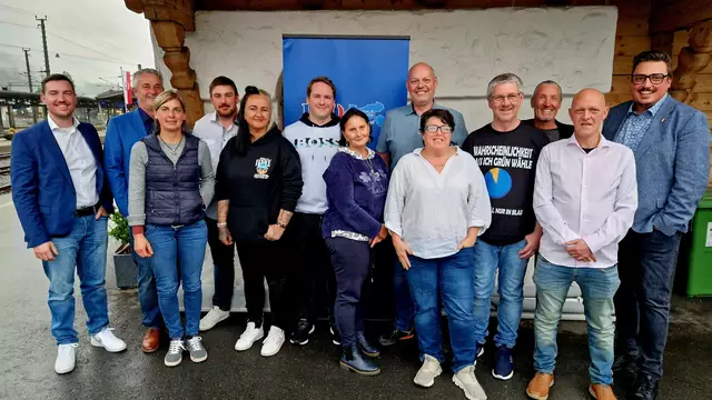 Foto (FPÖ, honorarfrei): v.l.: Foto (FPÖ, honorarfrei): v.l.: Franz Joseph Hörhager, KR Hansjörg Gwiggner, Carina Egger, Luca Marschik, Tamara Leitner, Dominique Schwaiger, Claudia Kaufmann, Stefan Paregger, Claudia Marschik, Wolfgang Madersbacher, Dr. Markus Wegscheider, Andreas Nachtschatten und NAbg. Christoph Steiner | Foto: FPÖ 