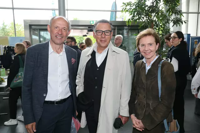 Leo Bauernberger mit Gerd Schneider und Landtagspräsidentin Brigitta Pallauf. | Foto: SalzburgerLand Tourismus/Franz Neumayr