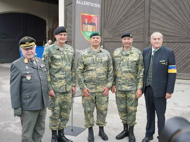 Der ehemalige Kommandant des Truppenübungsplatzes Franz Teszar, Oberst Herbert Gaugusch, Militärkommandant NÖ Brigadier Georg Härtinger, Brigadier Christian Riener und NÖKB Präsident Josef Pfleger (v.l.) | Foto: Evi Leutgeb