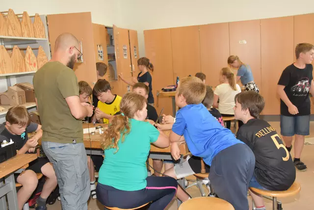 Große Begeisterung herrschte an der MINT-Mittelschule Pabneukirchen in den vergangenen beiden Schultagen. Buben und Mädchen der beiden ersten Klassen bauten ein Windrad und Solar-Lüfter.  | Foto: Robert Zinterhof