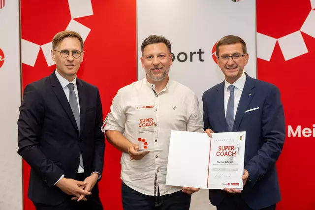 Sport-Landesrat Markus Achleitner (re.), Bezirkssieger Grieskirchen &amp; Eferding Stefan Schmidt und MeinBezirk OÖ-Chefredakteur Thomas Winkler. | Foto: MeinBezirk OÖ/Pils