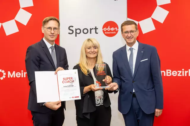 Sport-Landesrat Markus Achleitner (re.), Bezirkssiegerin Urfahr-Umgebung Sonja Kohlberger und MeinBezirk OÖ-Chefredakteur Thomas Winkler. | Foto: MeinBezirk OÖ/Pils