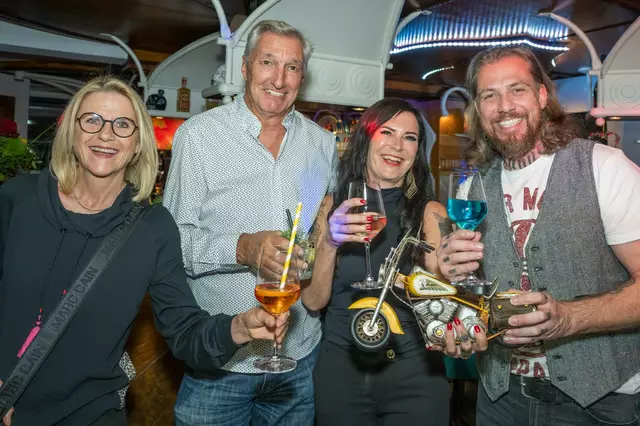 Das neue Pächterpaar Caro Leitner (Dritte von links) und Michael Escorsio (rechts) genossen vergangenes Wochenende die Eröffnung sichtlich. | Foto: Privat
