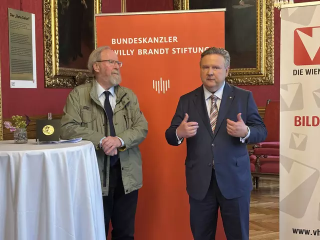 Es gehe nicht nur um das Andenken, sondern auch darum, was man aus dem Erbe von Brandt, Kreisky und Co. mache, erklärt Ludwig (r.). | Foto: Johannes Reiterits/MeinBezirk